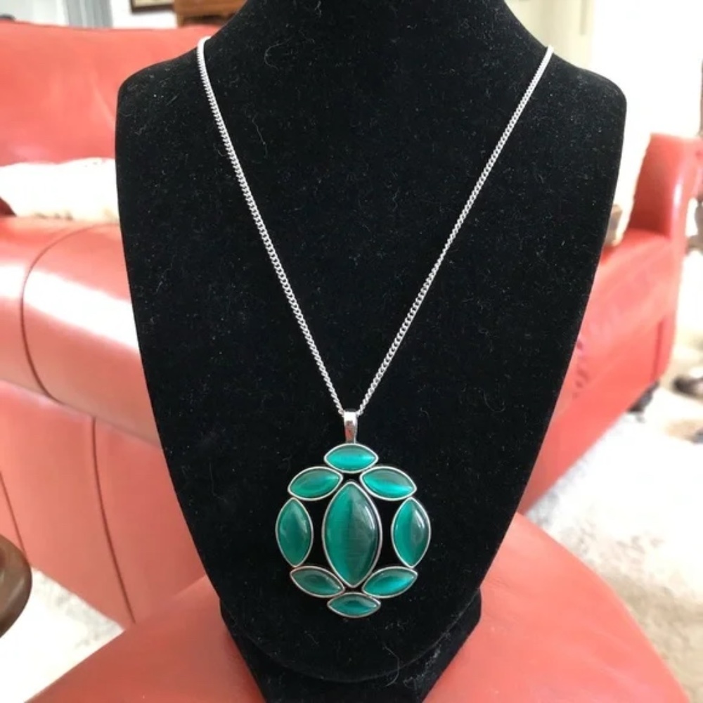 CHROMATIC CACHE - GREEN Necklace. & Earrings